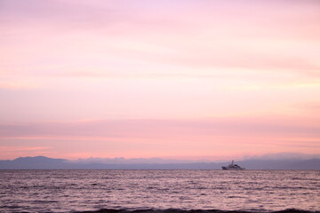 夕暮れの海に浮かぶ船