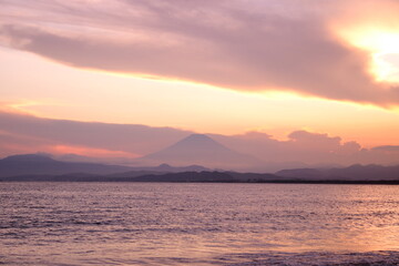 Obraz premium 夕暮れの富士山（江の島 片瀬西浜海水浴場より撮影）