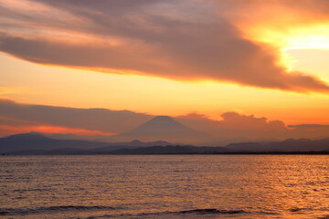 夕暮れの富士山（江の島　片瀬西浜海水浴場より撮影）