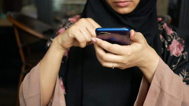 muslim women hand holding smart phone 