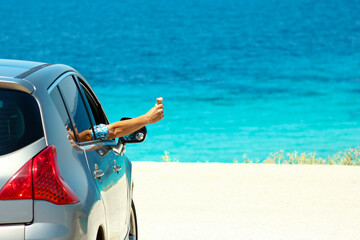 Obraz premium happy driver in car at sea in summer concept freedom and happy