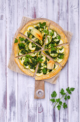 Round vegetable pie with green sauce