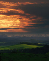 Naklejka na ściany i meble Ogniste niebo nad Tatrami widziane z gór Pieniny.