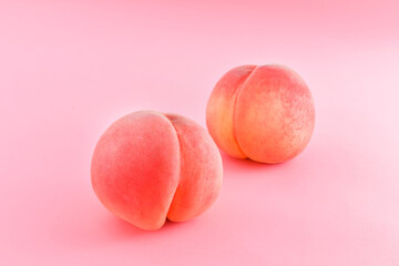 桃のイメージ。ピンク背景