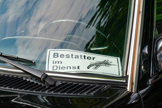 Schild &bdquo;Bestatter im Dienst&ldquo;