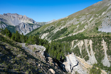 Paysage de montagne dans le massif du Queyras dans le département des Hautes-Alpes en été en France dans le col de l'Izoar