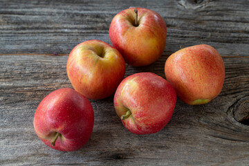 Fototapeta na wymiar fresh red apple on wood background