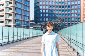 Fototapeta premium 外を歩く看護師