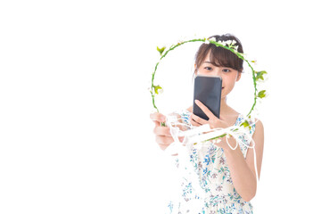 フリマサイト・フリマアプリに出品する女性