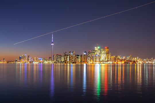 Widok na centrum Toronto po zachodzie słońca wraz CN Tower