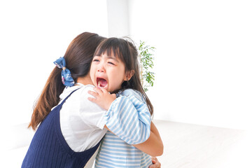 泣く子どもとお母さん