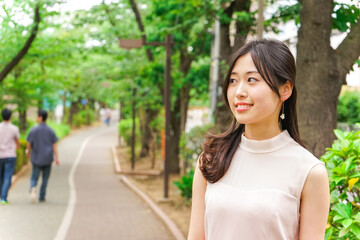 Naklejka premium デートの待ち合わせをする若い女性