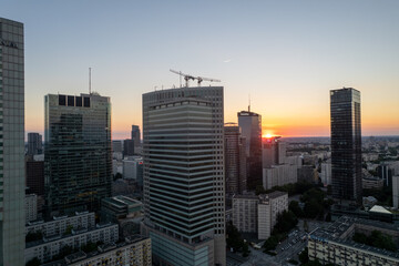 wieżowce w centrum miasta, budowa i dżwigi, Warszawa, Polska