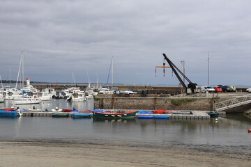 Grue de levage et de mise a l'eau dans le port de Saint Jacques, ville de Sarzeau, departement du Morbihan, region Bretagne, France