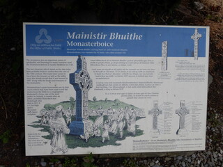 Monasterboice, Irlanda. Entre las ruinas de sus dos iglesias vemos numerosas cruces celtas.