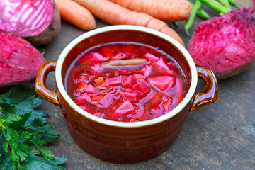 Barszcz ukraiński - tradycyjna zupa z czerwonych buraków i warzyw - obrazy, fototapety, plakaty