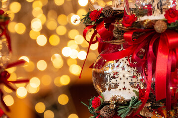 Decoración navideña de bola de cristal con arbol de navidad y lazos rojos en el mercadillo...