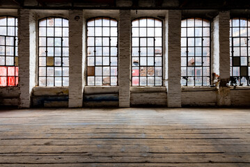 Fabrik Vintage Lost Place Fenster Backstein Dreck Schmutz Tür Öffnung Ausgang Raum Glas Wand...