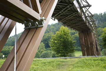 The bridge, also known as the Tatzelwurm, which meanders over the Main-Danube Canal with a length of 193 m, is one of the longest wooden bridges in Europe and is considered a structural masterpiece.