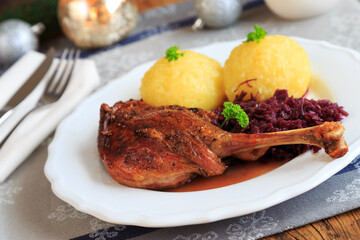 Gänsekeule mit Rotkohl und Klößen
