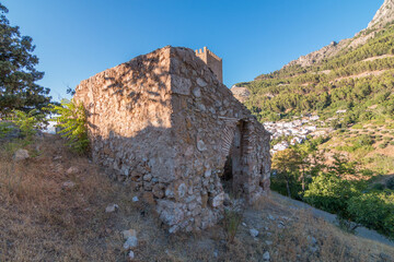 Fototapeta na wymiar ruined shepherd's house on the mountain
