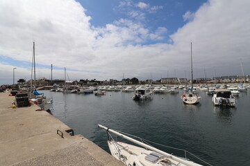 Fototapeta premium Bateaux dans le port de Saint Jacques le long de l'ocean atlantique, ville de Sarzeau, departement du Morbihan, region Bretagne, France