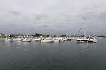 Fototapeta premium Bateaux dans le port de Saint Jacques le long de l'ocean atlantique, ville de Sarzeau, departement du Morbihan, region Bretagne, France