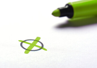 Grünes Wahlkreuz mit Stift