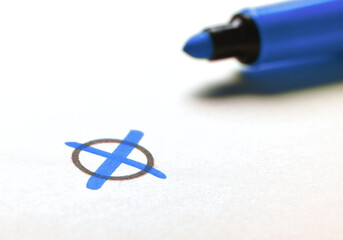 Blaues Wahlkreuz mit Stift