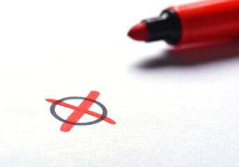Rotes Wahlkreuz mit Stift