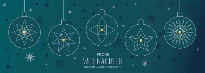 Weihnachtsdekoration mit Christbaumkugeln und deutschem Text auf grünem Hintergrund © Trueffelpix