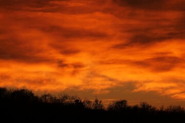 Obraz na płótnie Canvas cielo al tramonto con colline