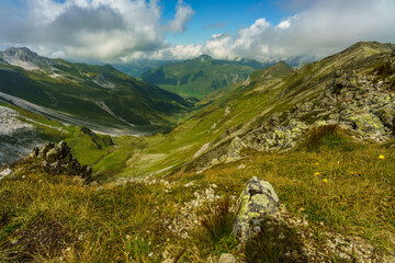 wandern im Rhätikon, zwischen hohen Bergen geht es über steinige Wege zwischen alpinen Weiden hinauf zu den zerklüfteten Bergen. alpine Landschaft im Montafon, Vorarlberg, Austria