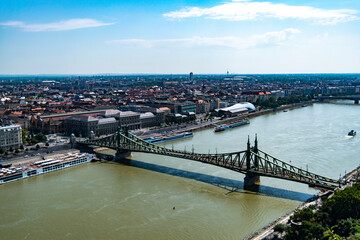 Fototapeta na wymiar Ponte della Libertà della capitale ungherese Budapest, con lo sfondo della città scattato in un pomeriggio estivo