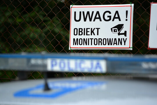 Protest pod plac&oacute;wką straży granicznej zabezpiecza policja. wrocław 2021 r.