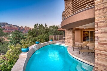Obraz na płótnie Canvas A Luxury Arizona Pool 