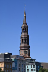 Fototapeta na wymiar Hauptkirche St. Katharinen in Hamburg bei blauem Himmel