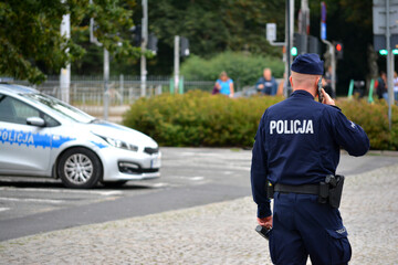 Protest aktywistów pod urzędem wojewódzkim we Wrocławiu zabezpiecza policja.