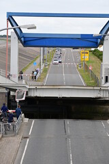 Offene Autobrücke, Klappbrücke am Eidersperrwerk mit Offener Schifffahrtsschleuse