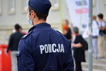 Protest aktywistów pod urzędem wojewódzkim we Wrocławiu zabezpiecza policja. - obrazy, fototapety, plakaty