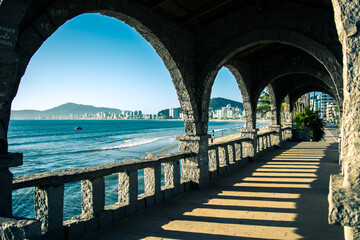 Ponte em itapema com céu azul - Paisagem natural