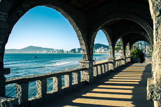 Ponte em itapema com c&eacute;u azul - Paisagem natural