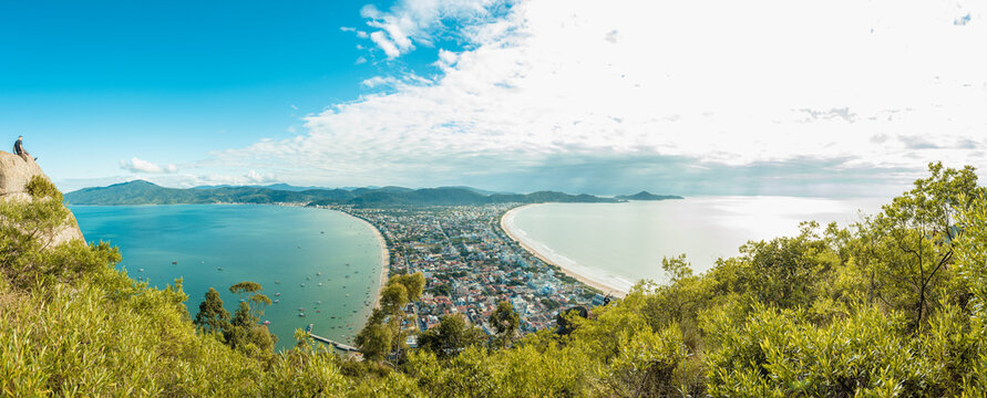 Panorama com vista para a cidade de bombinhas santa catarina - Paisagem urbana