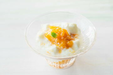 ヨーグルトのフルーツピューレがけ