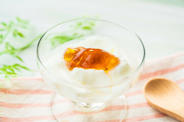 ヨーグルトのメープルがけ