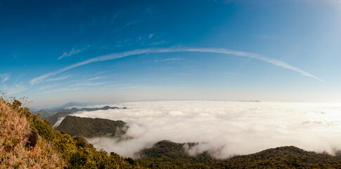 Panorama com vista acima das nuvens e céu azul - Paisagem natural