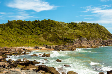 Onda do mar com montanhas e c&eacute;u azul - Paisagem natural