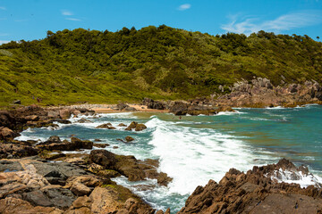 Onda do mar com montanhas e céu azul - Paisagem natural