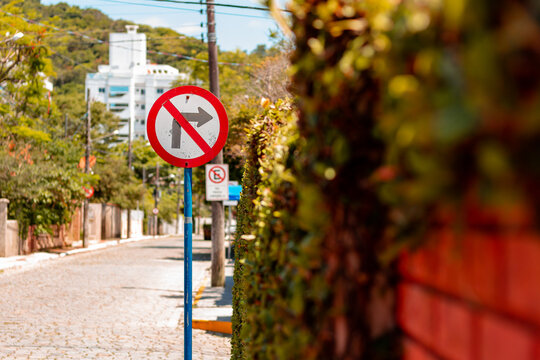 Placa Proibido Virar - Paisagem Urbana