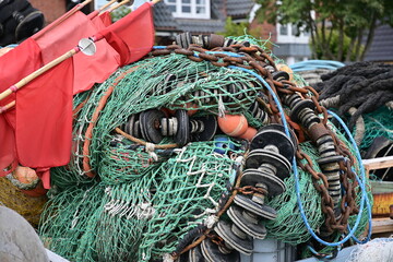 Fischernetze und Boje gelagert am Hafen